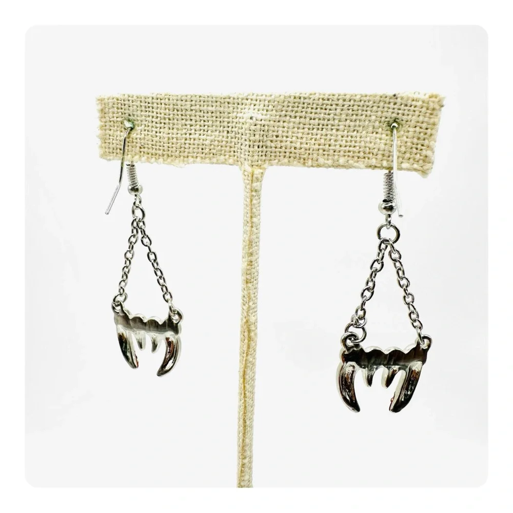 ★ Vintage Y2K Vampire Fangs Dangling Earrings - Silver/Red ★ - Picture 12 of 15